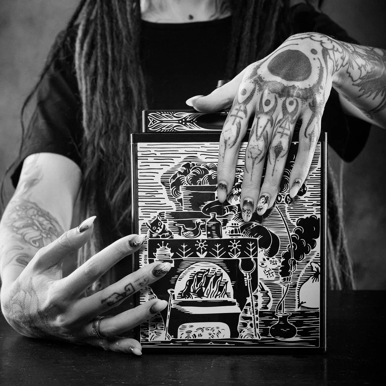 Atom Skazka в руках: рисунок на гранях чёрного куба